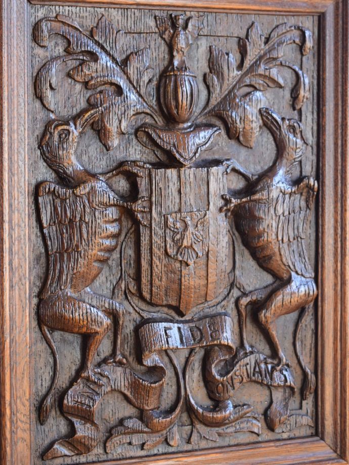 英国アンティーク家具らしい装飾