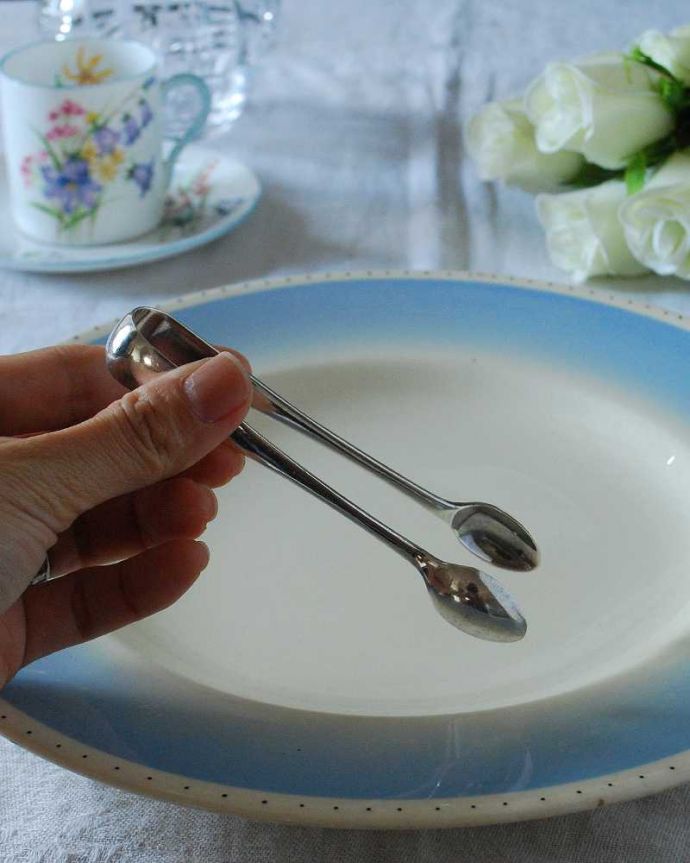 アンティーク シルバー製 アンティーク雑貨 英国輸入の美しい銀アイテム、アンティークシルバープレートのシュガートング。ちゃんと使えますアンティークシルバーの上品な輝きをお楽しみ下さい。(k-3008-z)