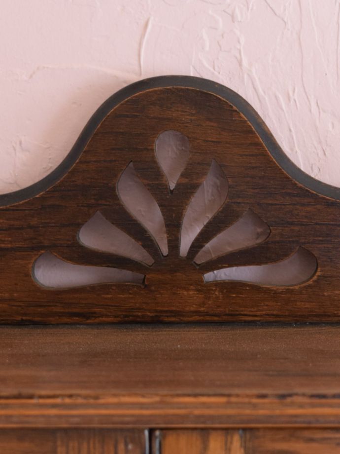 英国アンティーク家具らしい彫