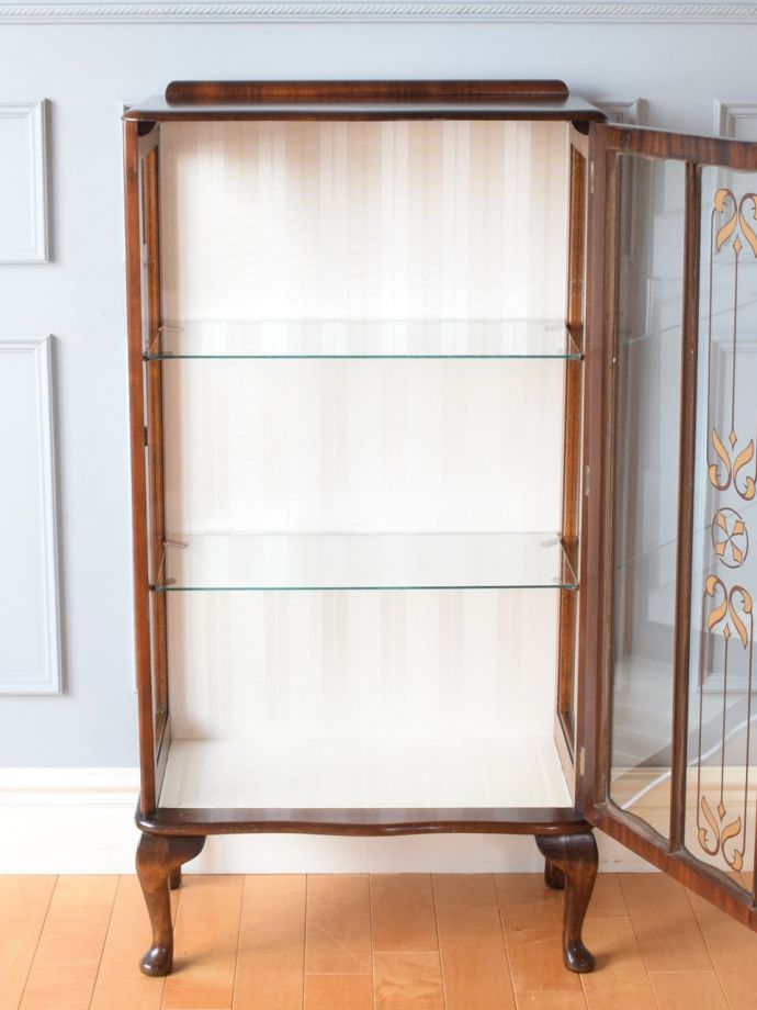 ガラスキャビネットの扉の中