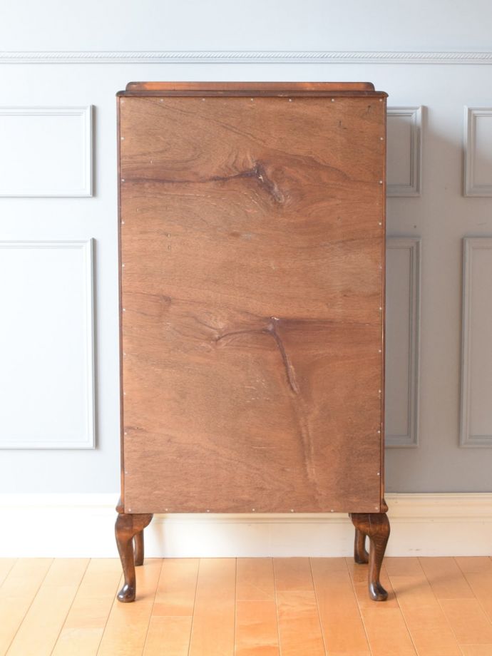 キャビネットの後ろ姿