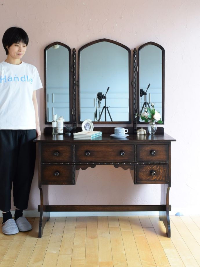 英国アンティークのドレッサー