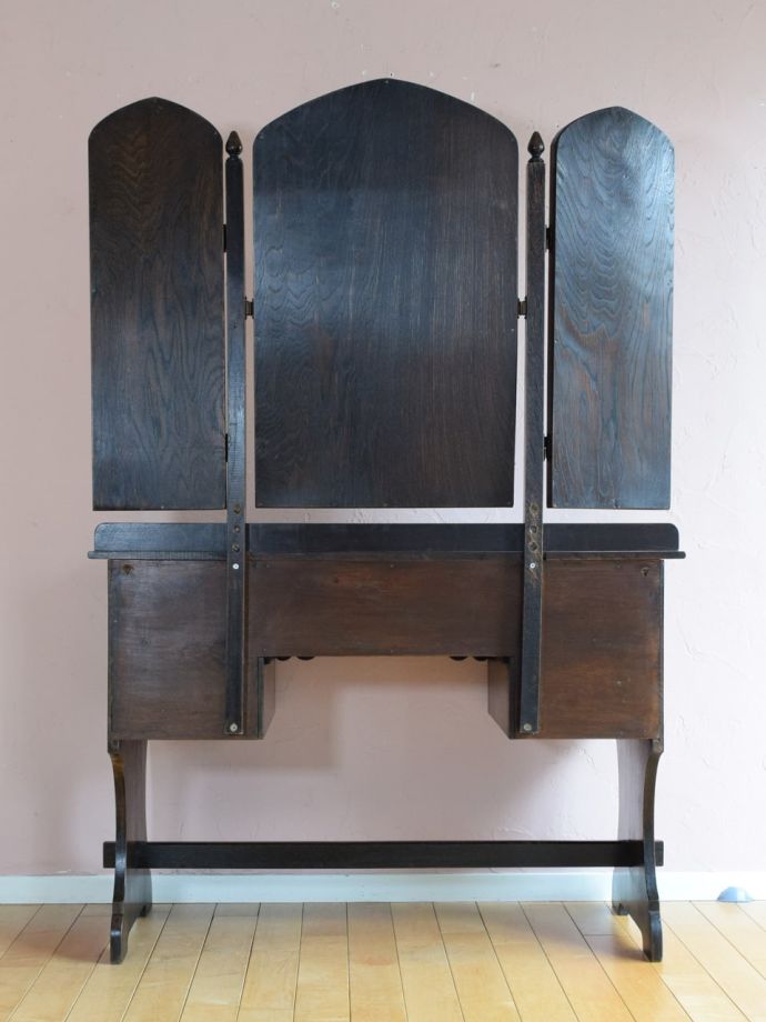 ドレッサーの後ろ姿