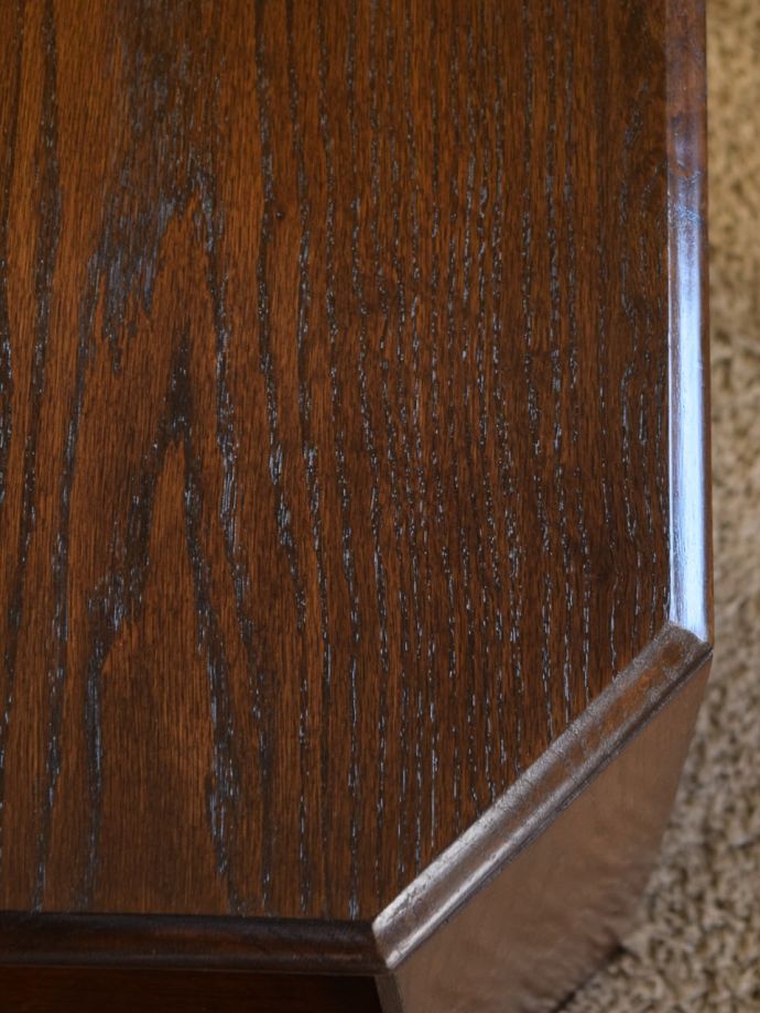 アンティークテーブルらしい木目