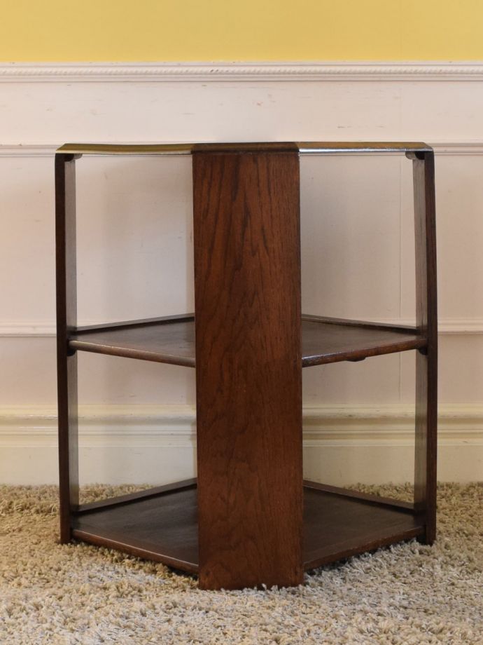 オケージョナルテーブルの後ろ姿