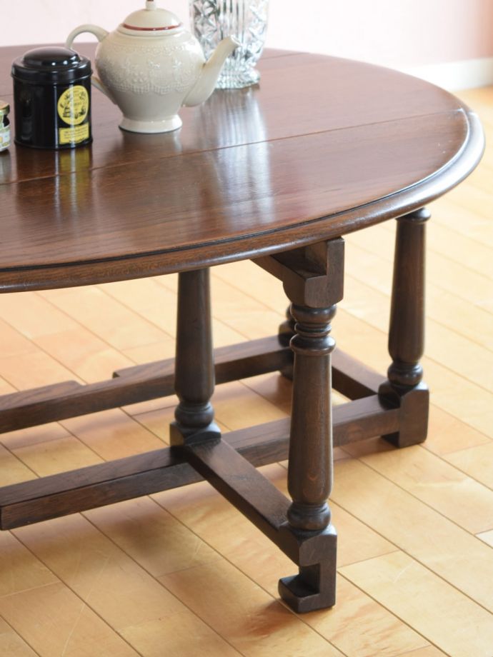 伸長式のおしゃれなアンティークテーブル