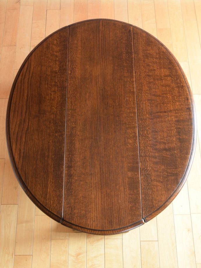 天板を広げた折り畳みテーブル