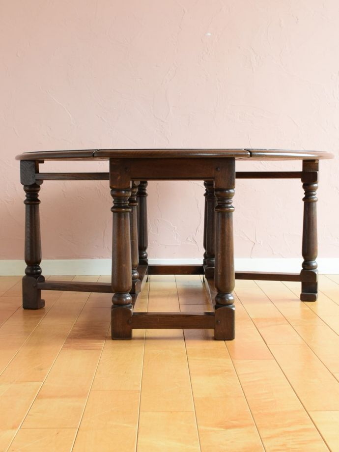 両足を広げた折り畳み式テーブル