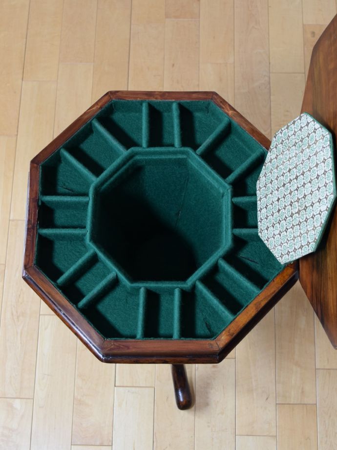 天板の下は小物入れになっています