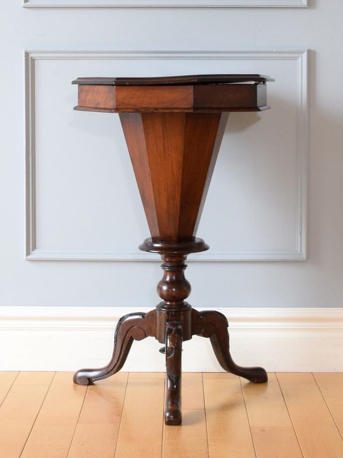 アンティーク家具の後ろ姿