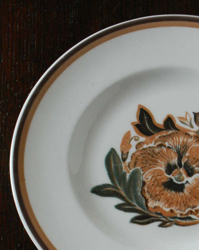 スージークーパー　アンティーク雑貨　パンジーがデザインされたスージークーパーのアンティークプレート。ブラウン色のパンジーが咲くレヴェリ日本ではなかなか手に入れることが出来ない1963年に作られたスージークーパーの作品「Reverie」モダンな雰囲気のめずらしい作品です。(k-3016-z)