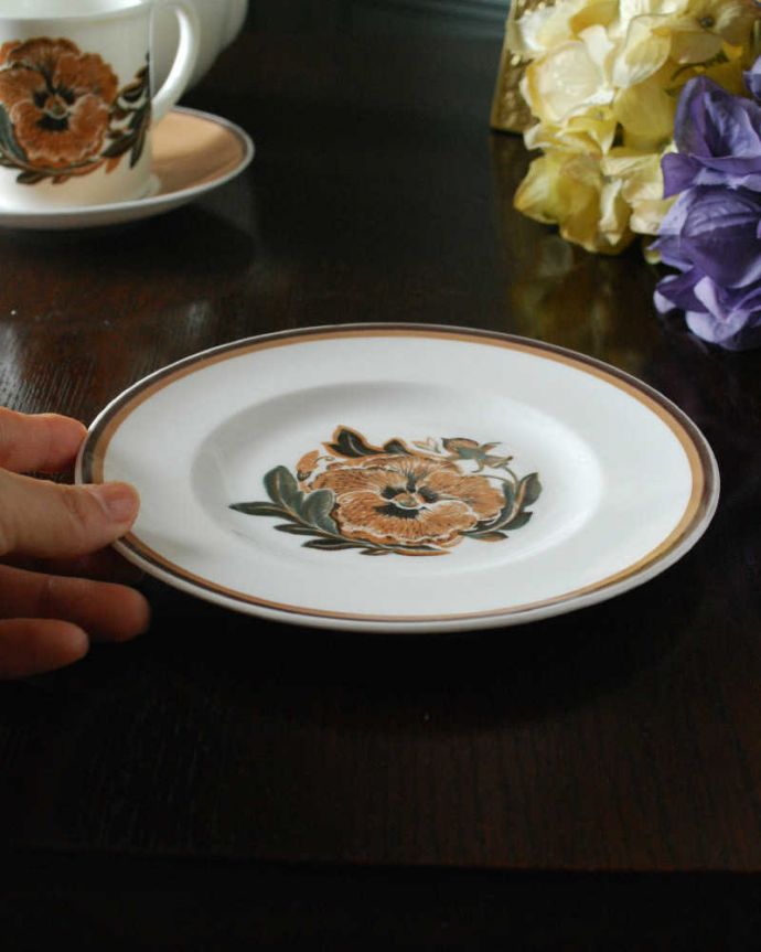 スージークーパー　アンティーク雑貨　パンジーがデザインされたスージークーパーのアンティークプレート。飾って使って楽しむアンティーク実用的に一番使いやすいサイズ。(k-3016-z)