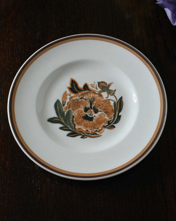 スージークーパー　アンティーク雑貨　パンジーがデザインされたスージークーパーのアンティークプレート。上から見るとこんな感じです状態のいいものだけを選んでいますが、アンティークなのでキズや欠けがある場合があります。(k-3016-z)