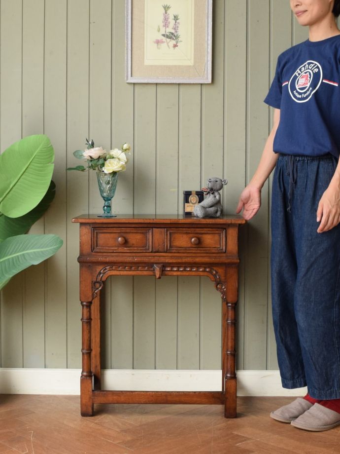 英国アンティークのコンソールテーブル