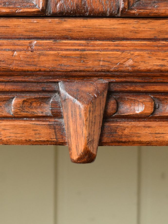 英国アンティーク家具らしい彫