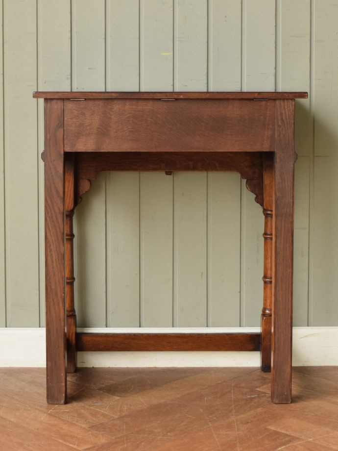 コンソールテーブルの後ろ姿