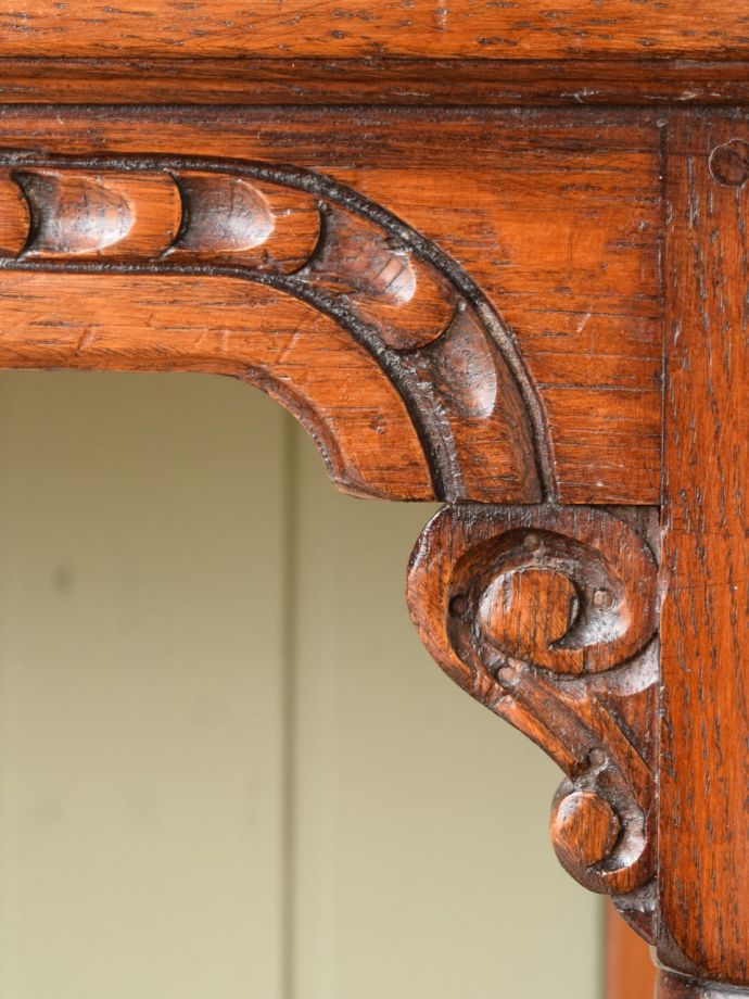 英国アンティーク家具らしい彫