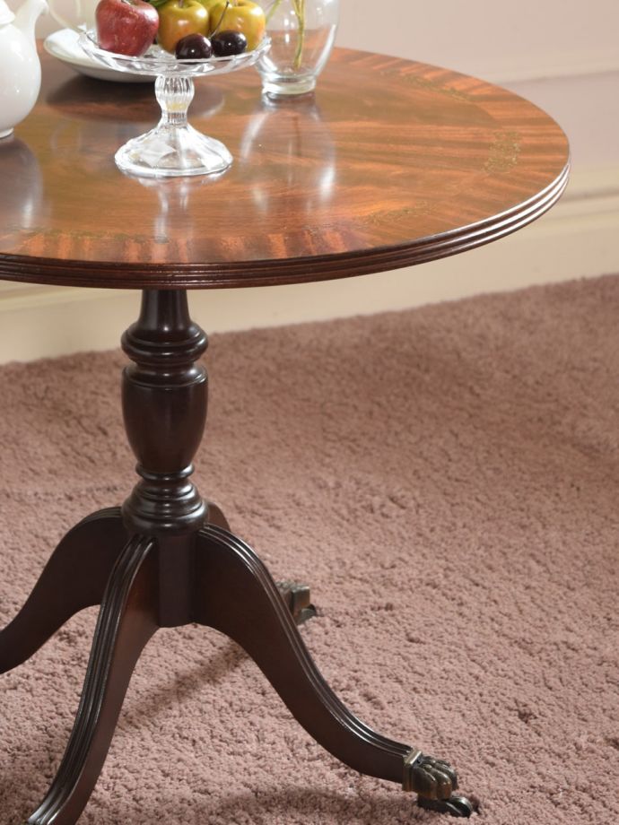 英国のアンティーク家具らしいデザイン