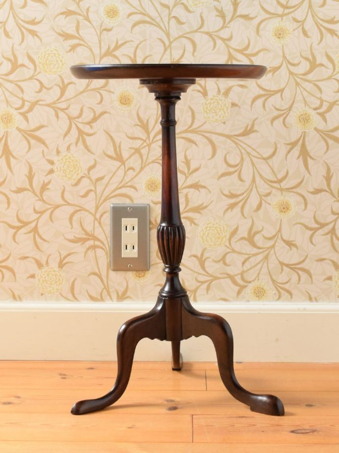 アンティークコーヒーテーブルの側面