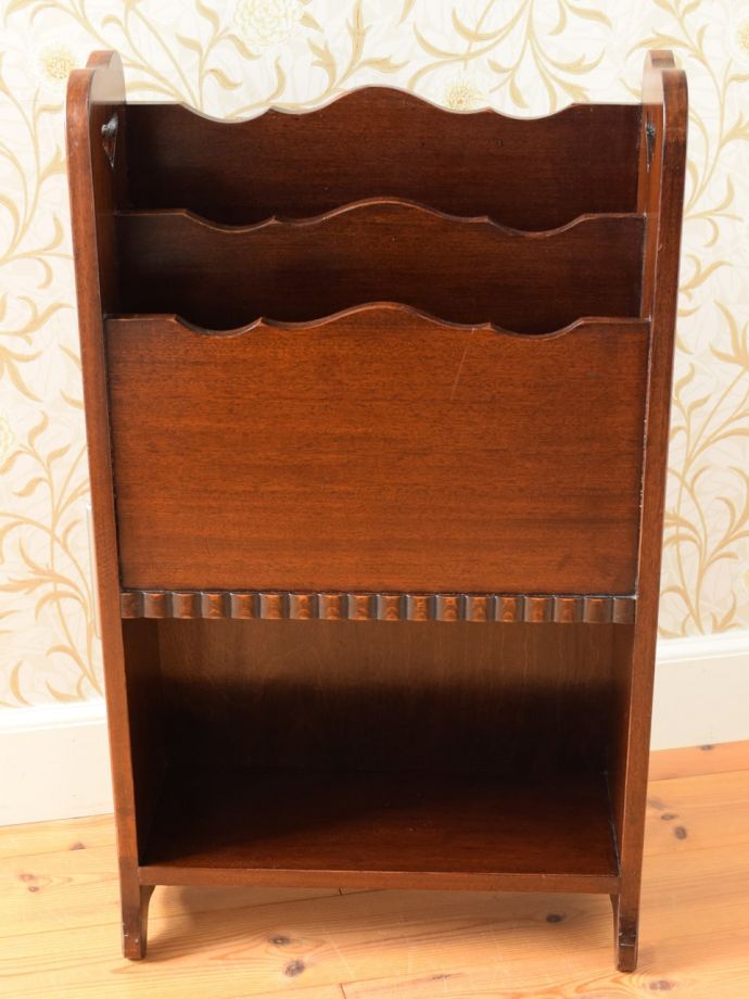 アンティークのマガジンラック