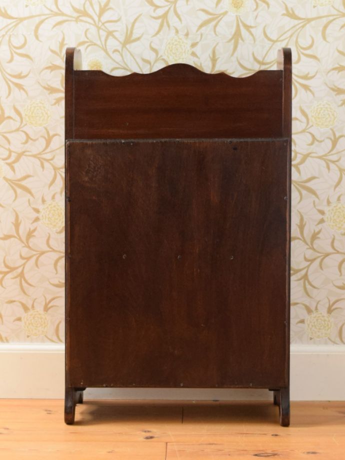 マガジンラックの後ろ姿