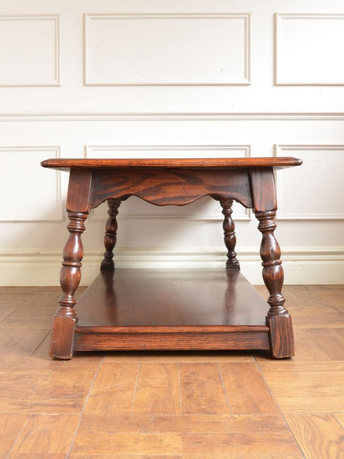 コーヒーテーブルの後ろ姿