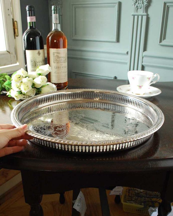 アンティーク シルバー製 アンティーク雑貨 華やかな装飾で食卓を彩ってくれるアンティークシルバーのサルヴァ。たっぷり乗せれる大きめサイズいろんなもの乗せて使える大きなトレイ。(k-3024-z)