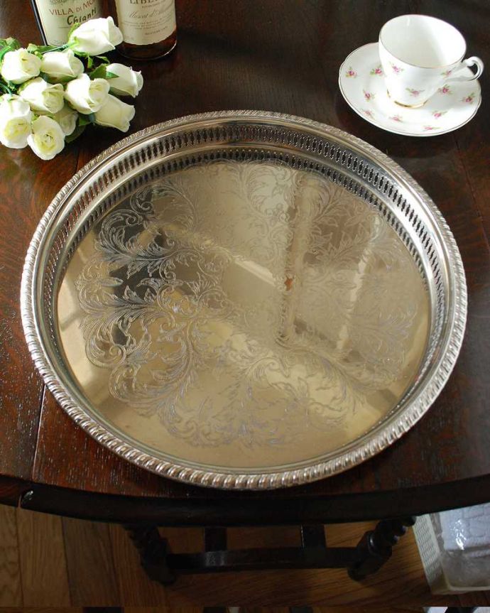 アンティーク シルバー製 アンティーク雑貨 華やかな装飾で食卓を彩ってくれるアンティークシルバーのサルヴァ。上から見るとこんな感じですアンティークなので多少のキズ・汚れがある場合がありますが、使用上問題はありませんので、ご了承下さい。(k-3024-z)