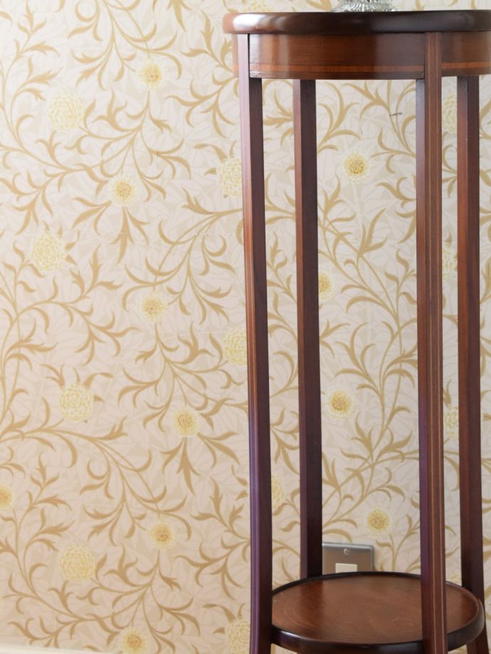 英国のアンティーク家具らしいデザイン