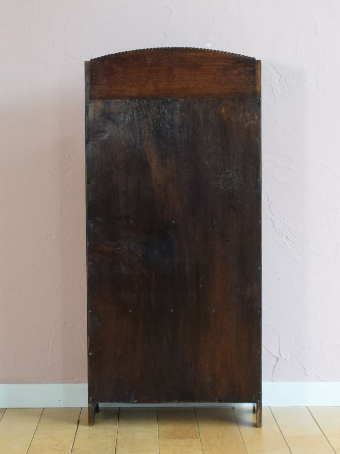 マガジンラックの後ろ姿