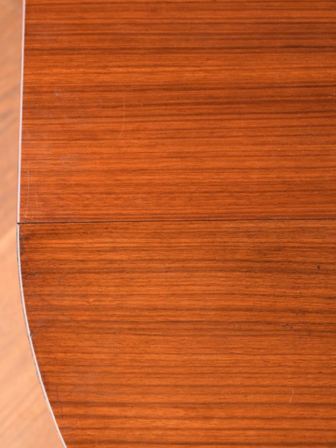 ビンテージテーブルらしい木目