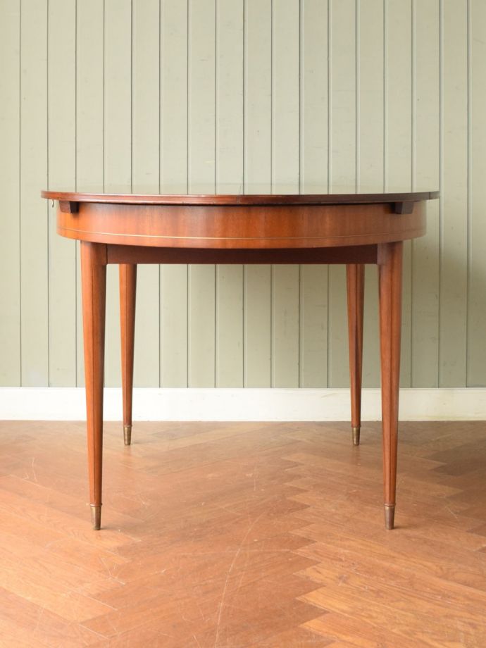 ダイニングテーブルの側面