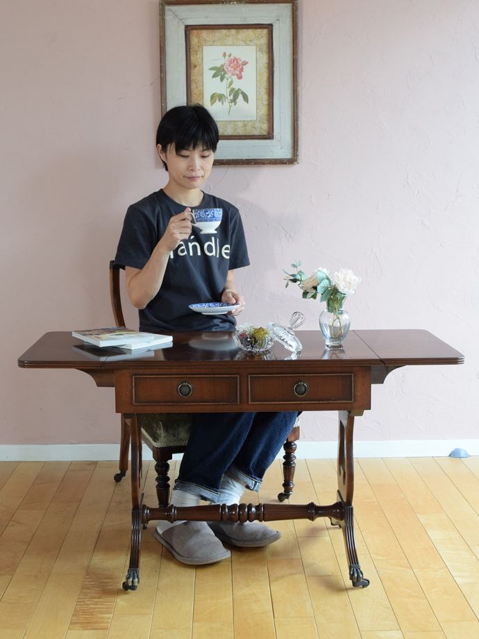 デスクにも使える便利なアンティーク家具