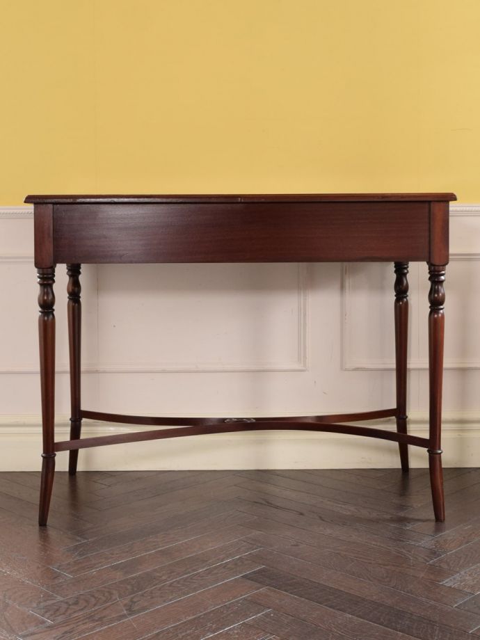 アンティークデスクの後ろ姿