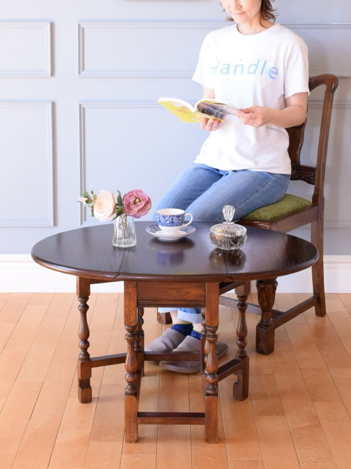 アンティークの折り畳み式テーブル