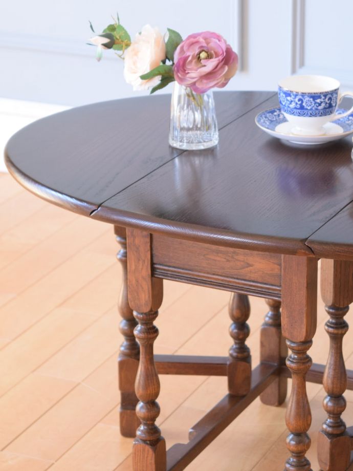 伸長式のおしゃれなアンティークテーブル