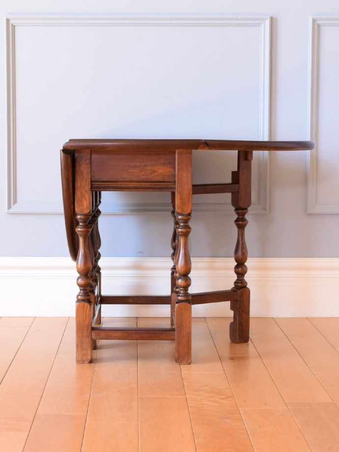 片足を開いた折り畳みテーブル