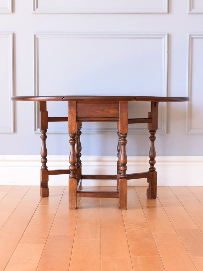 両足を広げた折り畳み式テーブル