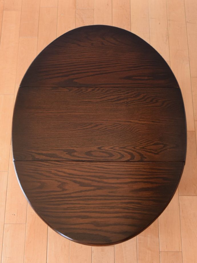 天板を広げた折り畳みテーブル