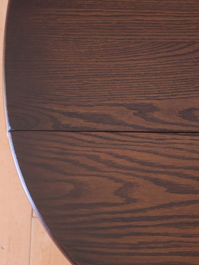 アンティークテーブルらしい木目