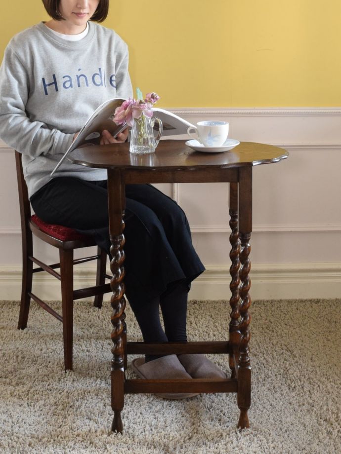 アンティークのオケージョナルテーブル