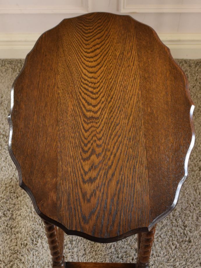 アンティークのサイドテーブルの天板