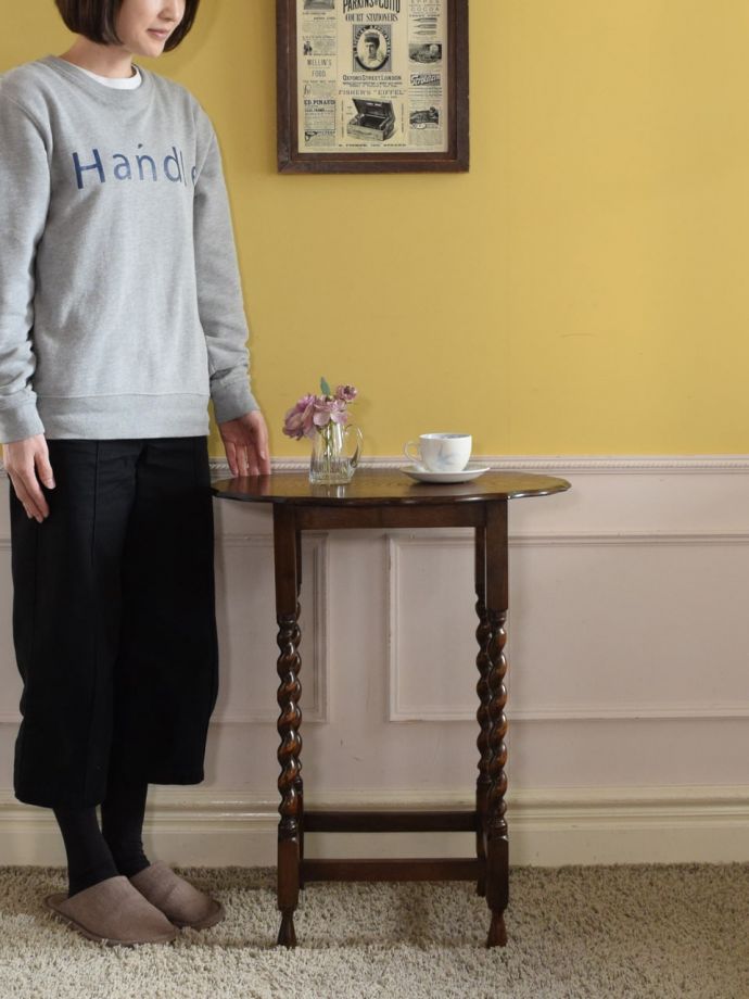 アンティークのオケージョナルテーブル