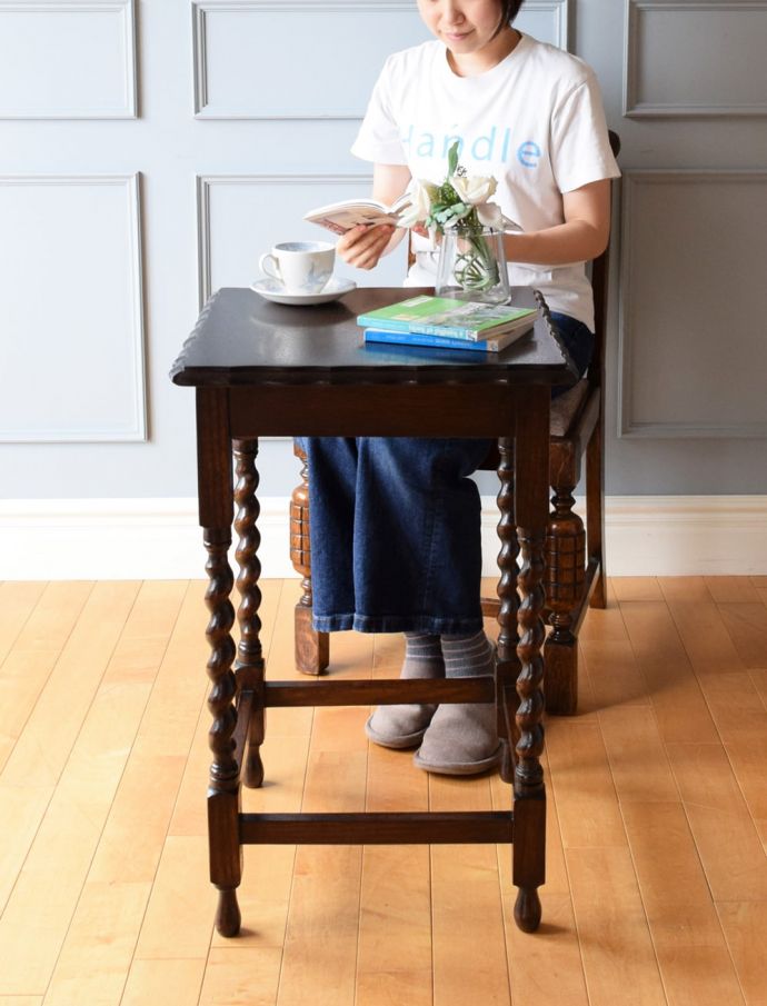 アンティークのオケージョナルテーブル