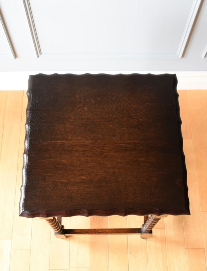 アンティークのサイドテーブルの天板