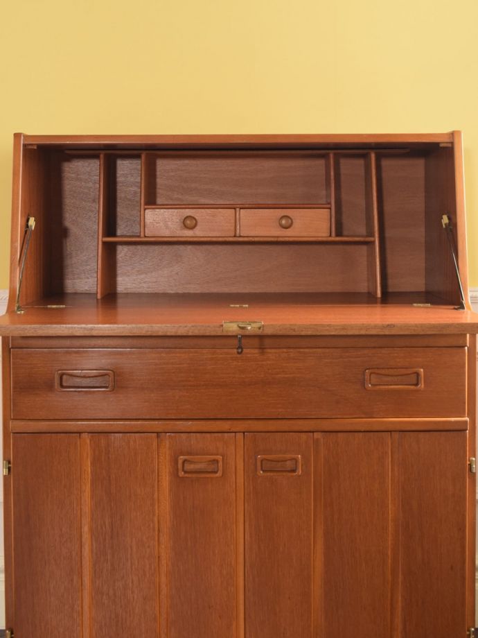 ビューローの扉の中