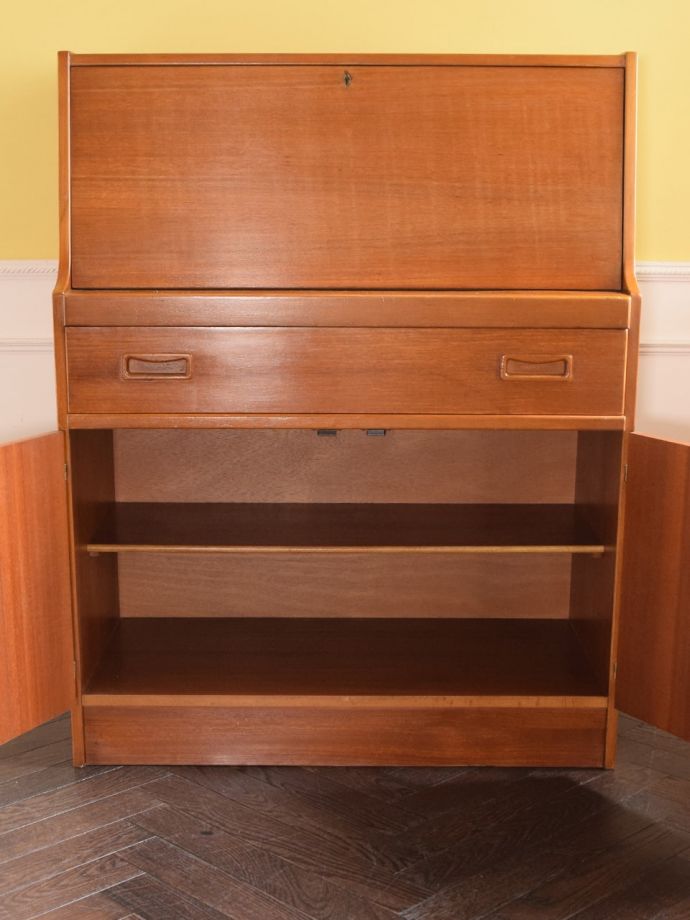 ビューローの扉の中