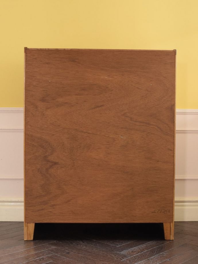 キャビネットの後ろ姿