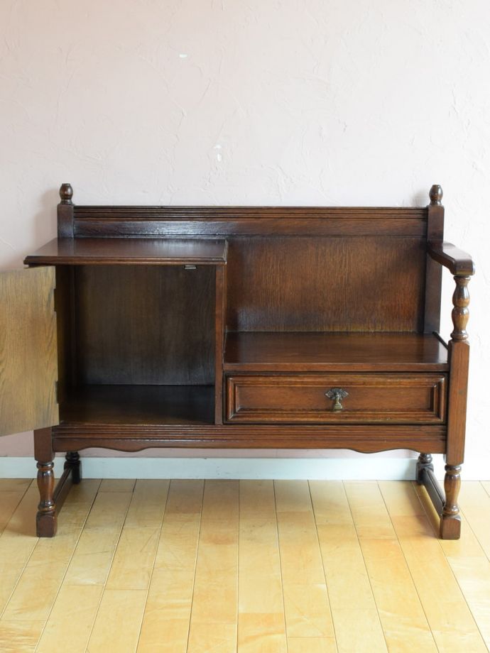 キャビネットの扉の中