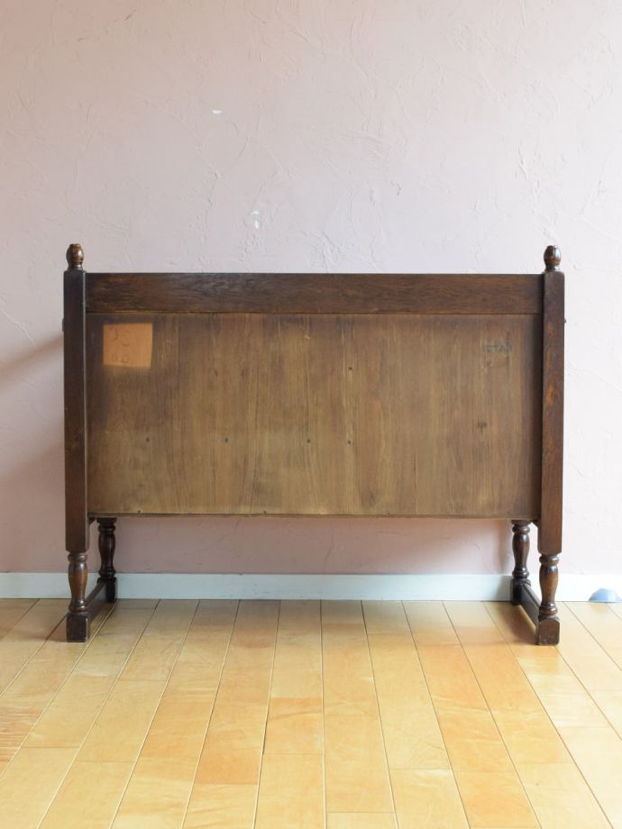 テレフォンベンチの後ろ姿